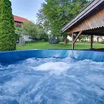 420Qm Bayerisches Haus Mit 2400Qm Uneinsehbarer Garten In Beliebter Urlaubsregion *